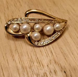Vintage Richelieu rhinestone and faux pearl brooch